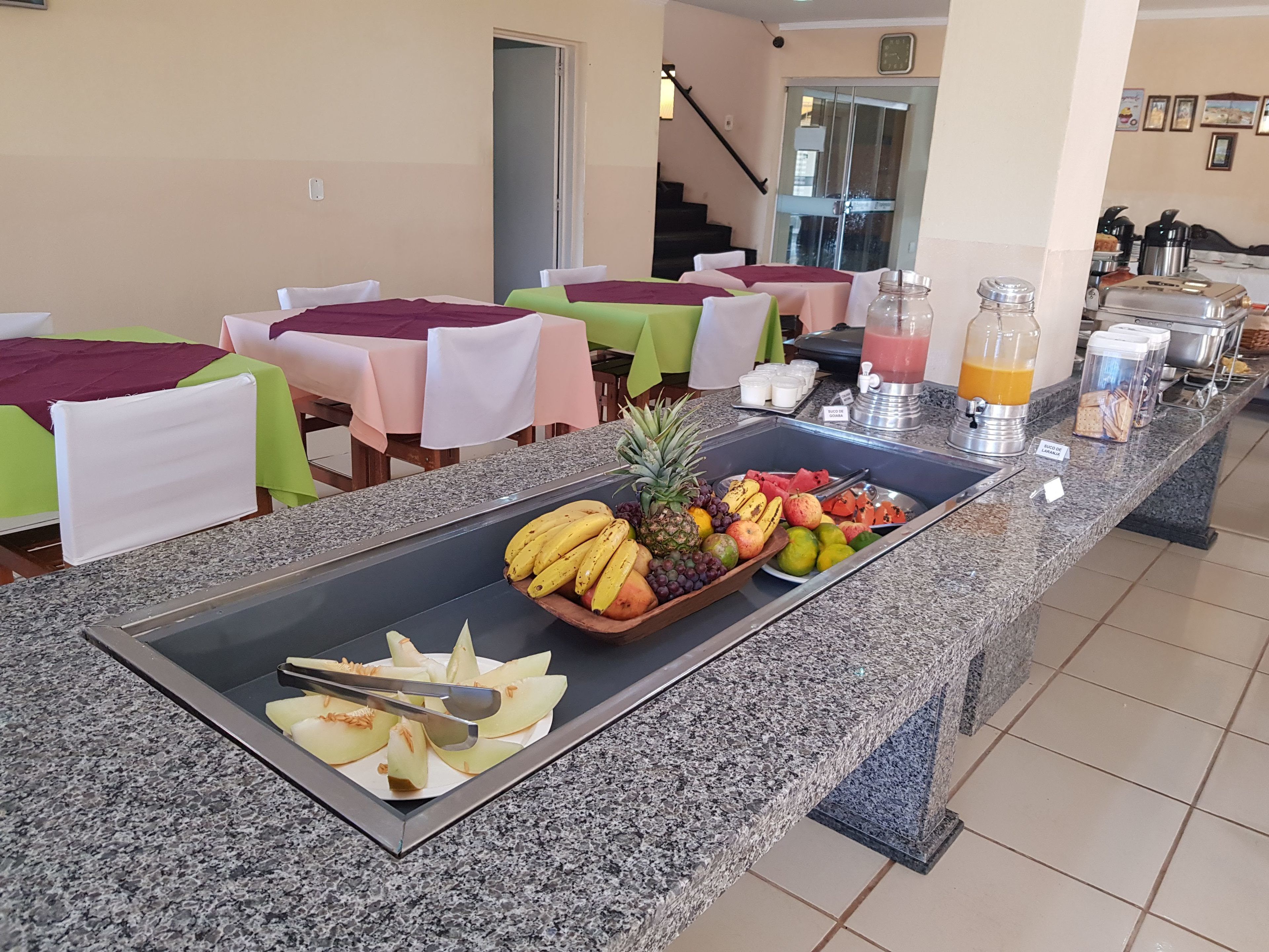 Café da manhã completo grátis todos os dias