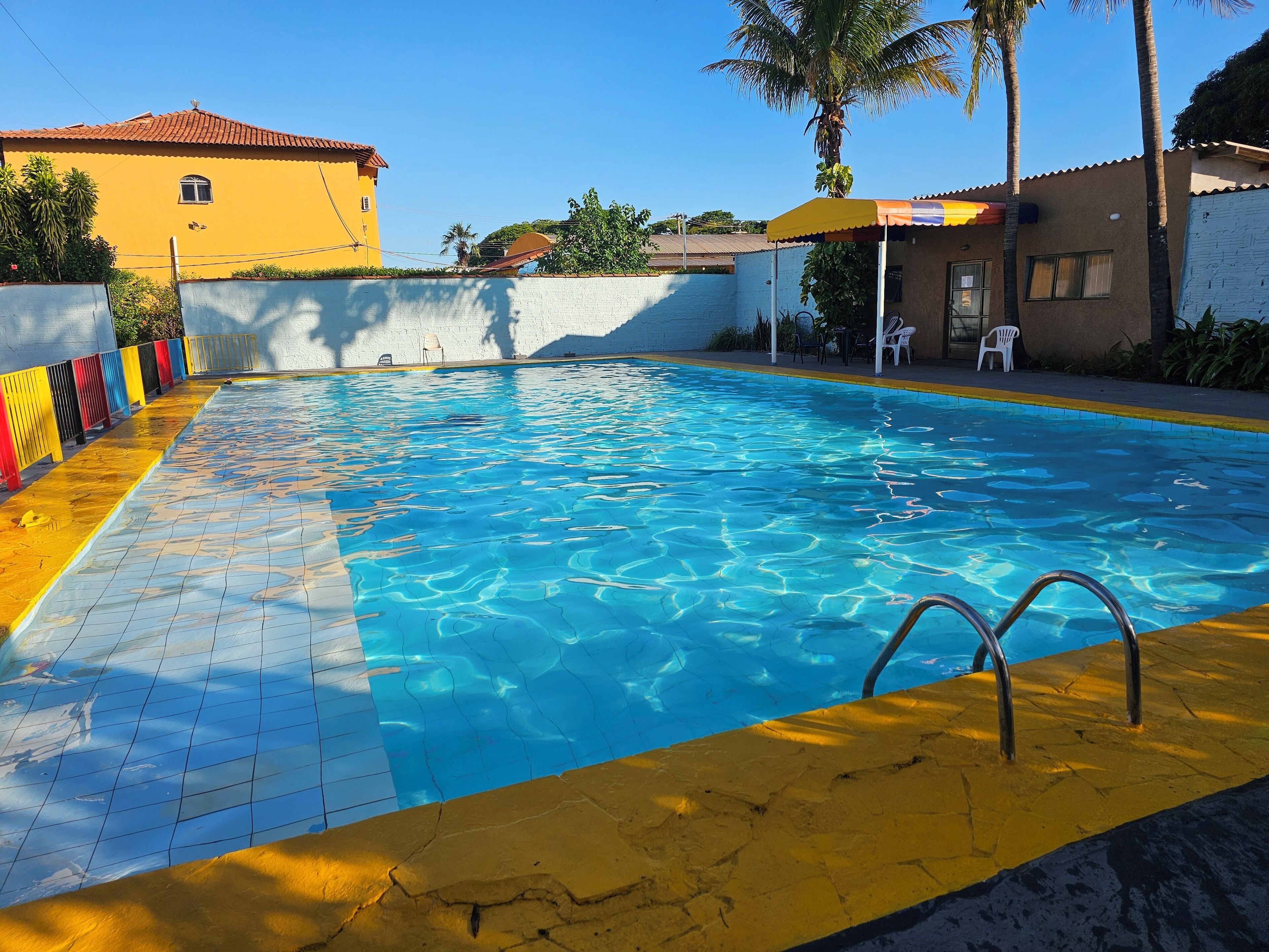 Piscina externa, funciona das 6h às 22h, guarda-sóis, espreguiçadeiras