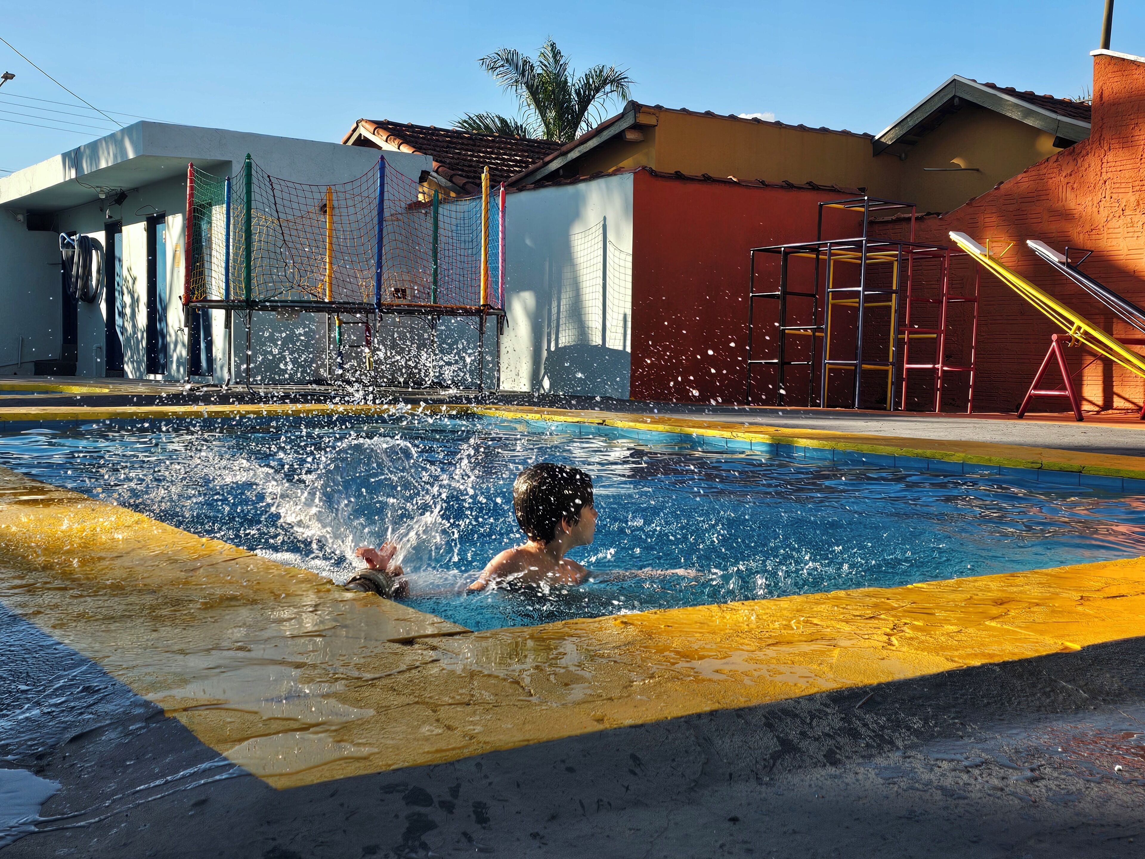 Kolam renang outdoor, dengan payung kolam renang dan kursi berjemur