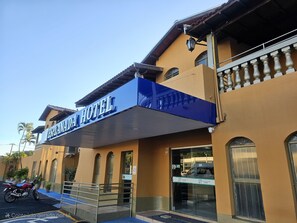 Vista frontal de la propiedad