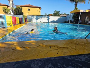 Una piscina al aire libre (de 06:00 a 22:00), sombrillas, tumbonas