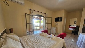 A hotel room with a bed, a TV, a desk, and a chair. - Esplanada Hotel (Paraguacu Paulista)