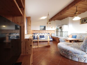 Een televisie en een open haard