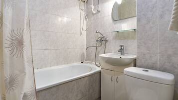 Bañera con ducha, artículos de tocador gratuitos, secador de pelo