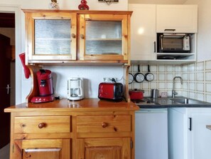 Een koelkast, een microgolfoven, een broodrooster