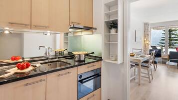 Kühlschrank, Ofen, Kochgeschirr/Geschirr/Besteck