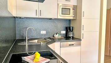 Kühlschrank, Mikrowelle, Ofen, Geschirrspüler