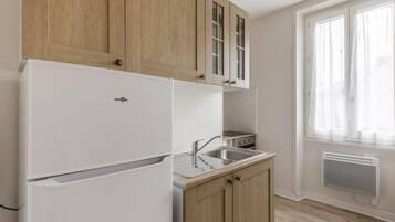 Fridge, oven, dishwasher, cookware/dishes/utensils