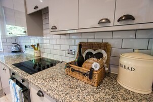 Apartamento | Cozinha privada | Geladeira, micro-ondas, fogão, cooktop