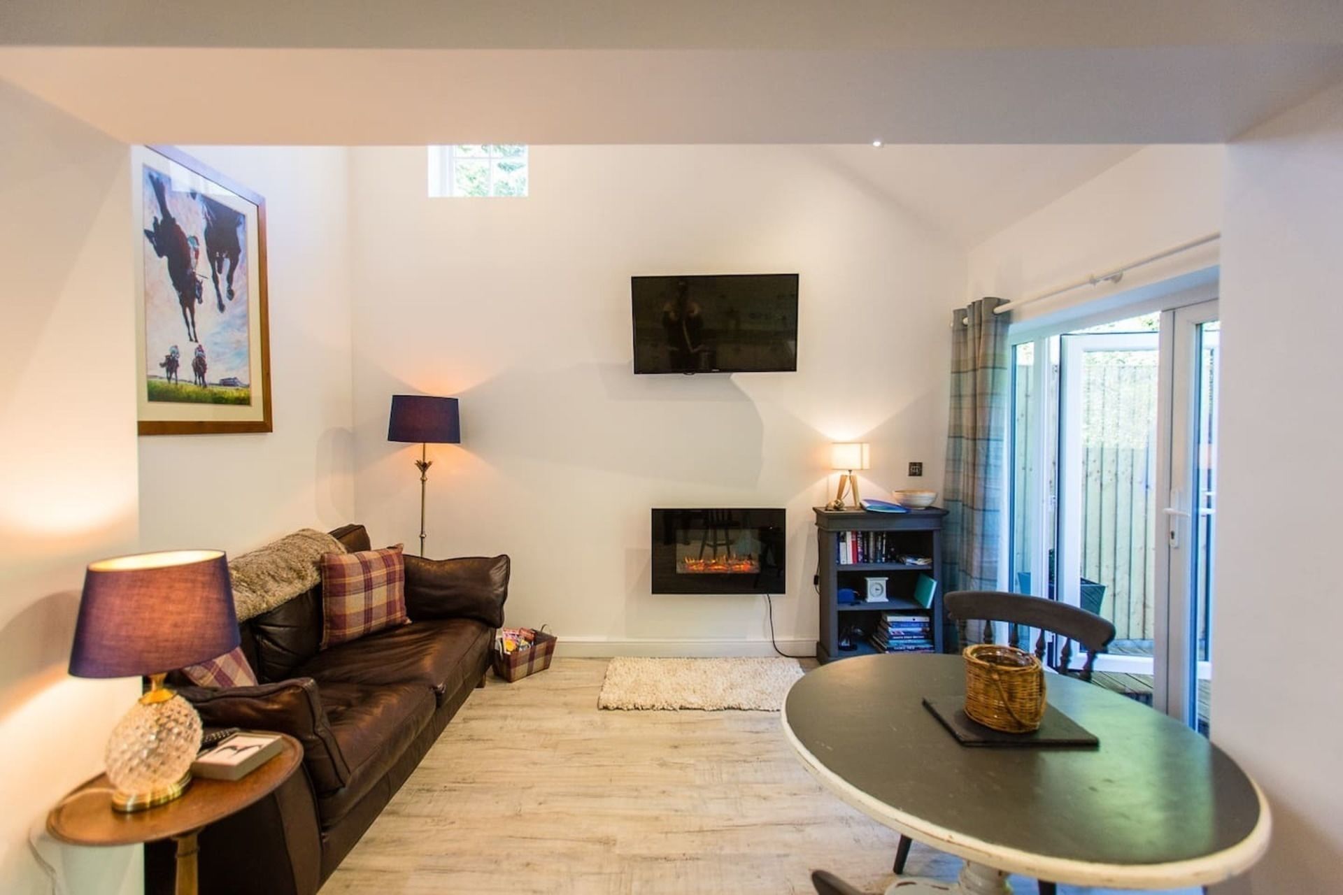 Apartment | Wohnzimmer | 40-Zoll-Flachbildfernseher mit Kabelempfang, Fernseher