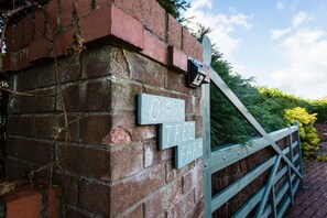 A brick wall with a sign that reads "Oak Tree Farm." - Oakley Country Retreat-1 Bed-garden-free Parking (Nantwich)