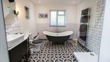 Apartment | Bathroom | Separate bathtub and shower, deep-soaking bathtub, hair dryer, towels
