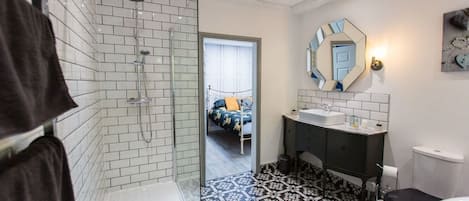 Appartamento | Bagno | Vasca e doccia separate, vasca da bagno a immersione totale
