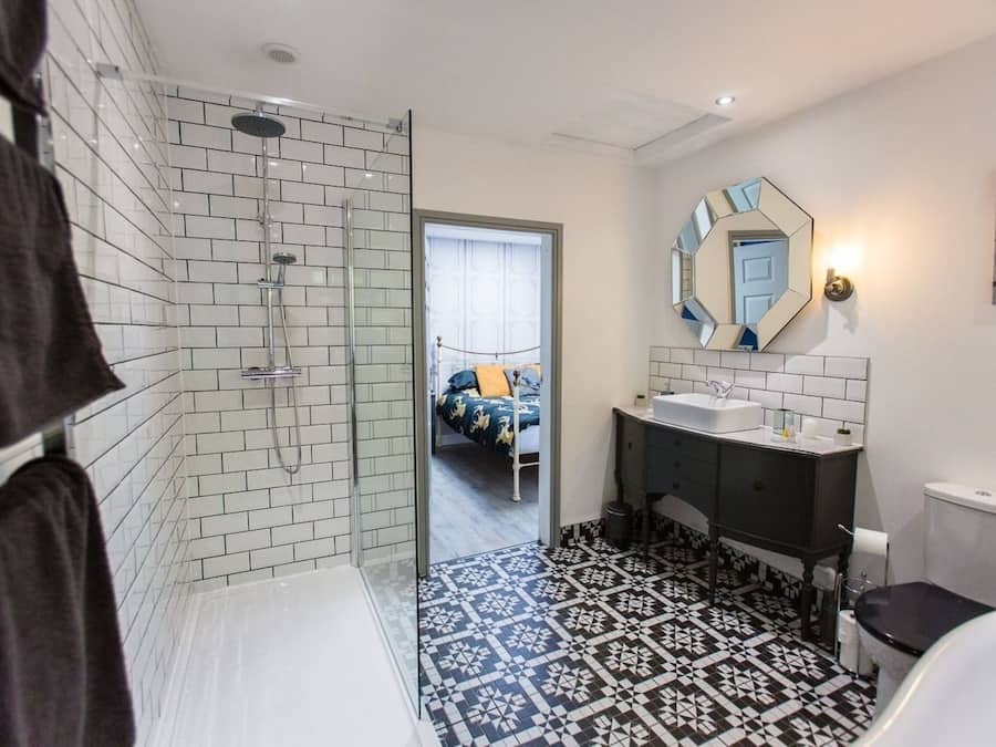 Apartment | Badezimmer | Badewanne und Dusche (separat), Komfortbadewanne, Haartrockner