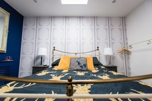 A bedroom with a bed, two bedside tables, a hanging light, and a wardrobe. - Oakley Country Retreat-1 Bed-garden-free Parking (Nantwich)