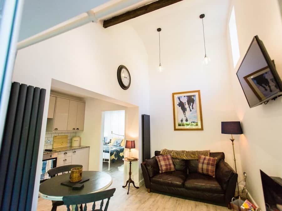 Apartment | Living room | 40-inch flat-screen TV with cable channels, TV