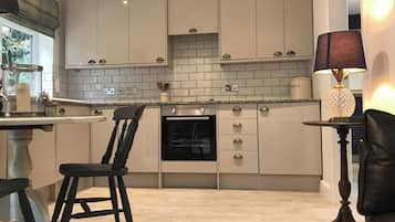 Appartamento | Cucina privata | Frigorifero, microonde, forno, piano cottura