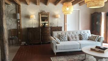 电视、壁炉、立体声音响、办公室