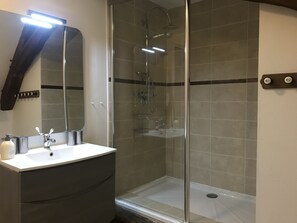 Ducha, secador de pelo, toallas, jabón