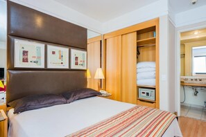 Departamento (0 Bedroom) | Tabla de planchar con plancha y ropa de cama 