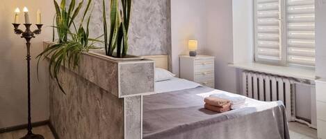 Tabla de planchar con plancha, wifi gratis y ropa de cama