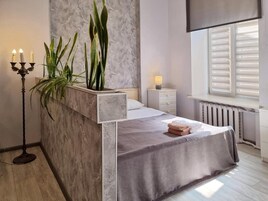 Tabla de planchar con plancha, wifi gratis y ropa de cama 