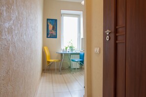 Refrigerador, microondas, placa de cocina, tetera/pava eléctrica