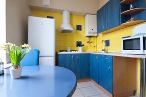 Refrigerador, microondas, placa de cocina, tetera/pava eléctrica