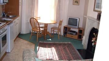 Mayflower Apartment (Ground Floor) | Private kitchenette | Fridge, microwave, oven, stovetop