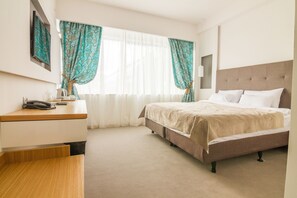 Tempat tidur Tempur-Pendic, minibar, brankas, dan meja kerja