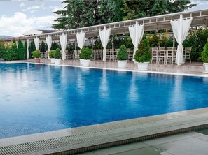 Kolam renang indoor dan kolam renang outdoor musiman