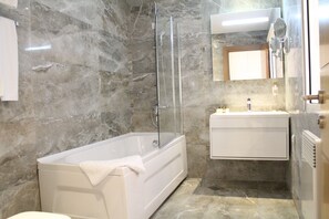 Deep-soaking bathtub - Gardenia Hotel & Spa (Veles)