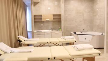 Suite Junior (with Jacuzzi) | Coin cuisine privé | CafetiÚre/bouilloire, bouilloire électrique