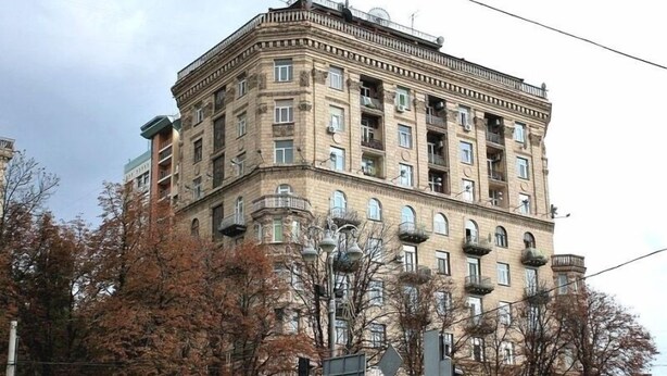 A multi-story building with a classical architectural style, featuring balconies and large windows. - Home-Hotel Khreschatyk 27 (Kyiv)