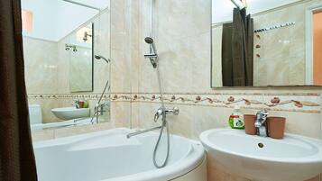 Apartamento | Banheiro | Banheira, produtos de toalete grátis, secador de cabelo, chinelos