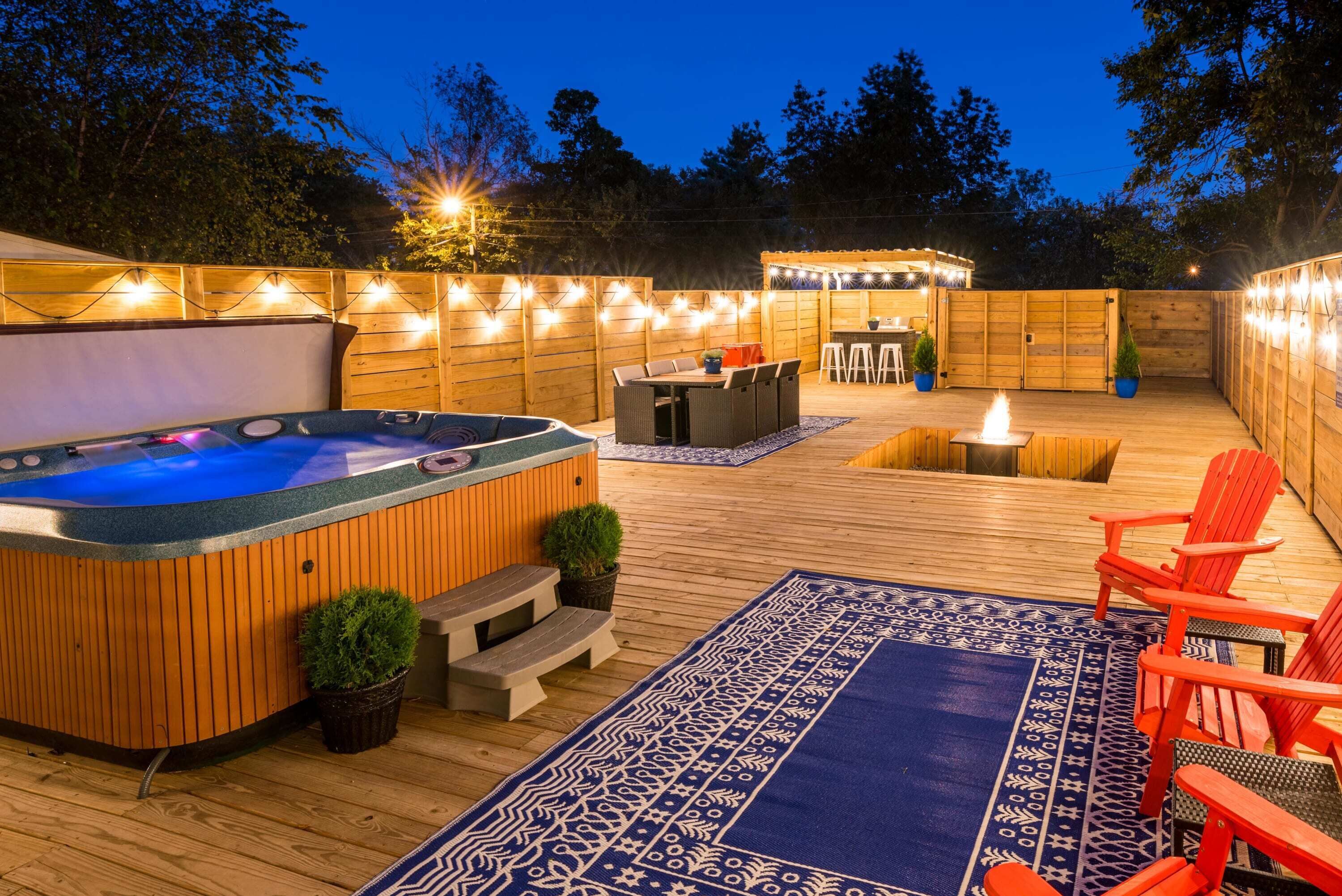 The Big Chill-New Hot Tub! MEGA DECK! Walk to Fun!