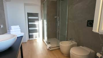 Douche, douche à « effet pluie », articles de toilette gratuits