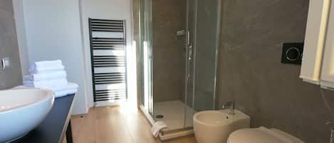Douche, douche cascade, articles de toilette (gratuits)