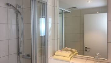 Dusche, kostenlose Toilettenartikel, Haartrockner, Handtücher