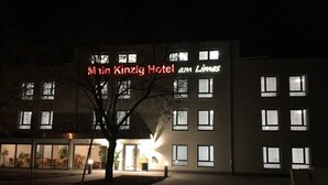A building with a sign reading "Münchner Hotel am Limes." - Main Kinzig Hotel am Limes (Erlensee)