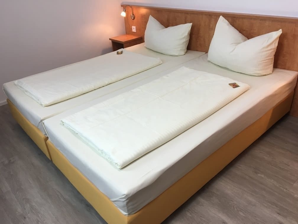 standard double room | 1 bedroom, in-room safe, desk, iron/ironing board