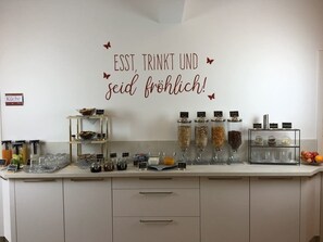 Buffet déjeuner gratuit tous les jours