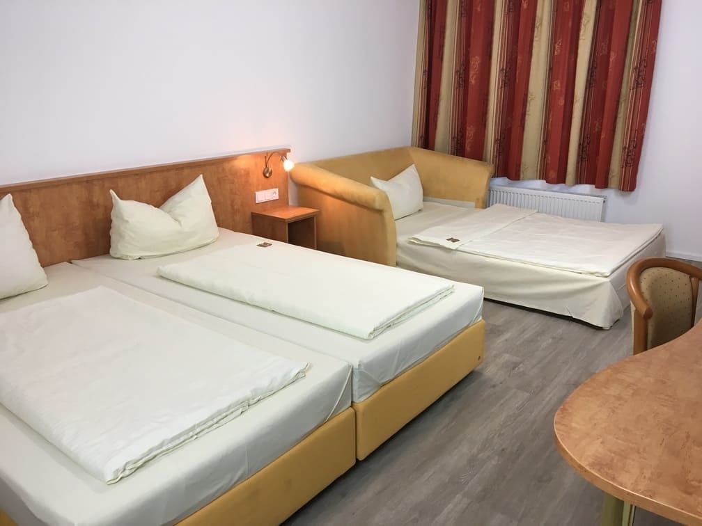 standard triple room | 1 bedroom, in-room safe, desk, iron/ironing board