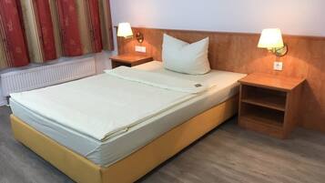 Comfort enkelrum | VÀrdeförvaringsskÄp pÄ rummet, skrivbord och strykjÀrn/strykbrÀda