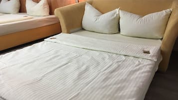 Habitación familiar | Caja de seguridad en la habitación y escritorio