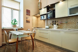 Apartment | Eigene Küche | Großer Kühlschrank, Mikrowelle, Herdplatte