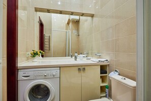 Apartment | Badezimmer | Dusche, Regendusche, kostenlose Toilettenartikel, Haartrockner