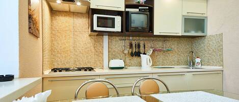 Apartment | Eigene Küche | Großer Kühlschrank, Mikrowelle, Herdplatte