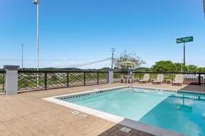 Indoor pool, outdoor pool - Quality Inn (London)