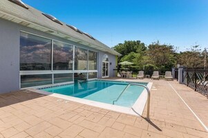 Una piscina cubierta, una piscina al aire libre